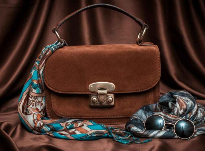 Borsa in suede: i segreti di stile delle celebrità per indossarla al meglio