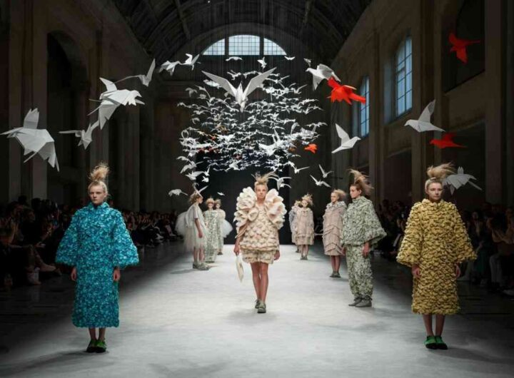 Thom Browne svela la sua audace visione della moda nella voliera di New York